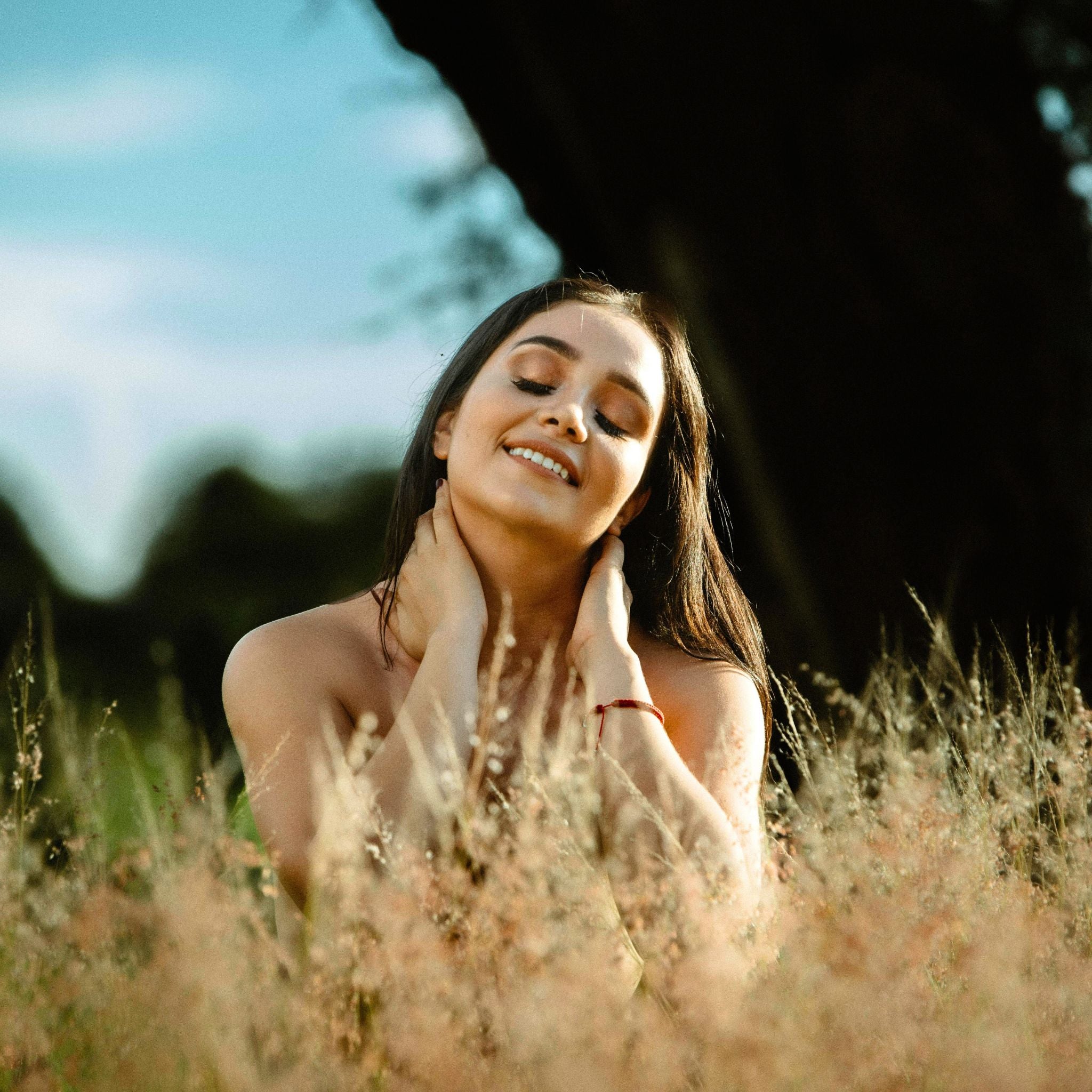 Grow Natural™ – kvinna med långt hår som visar resultat av hårvård